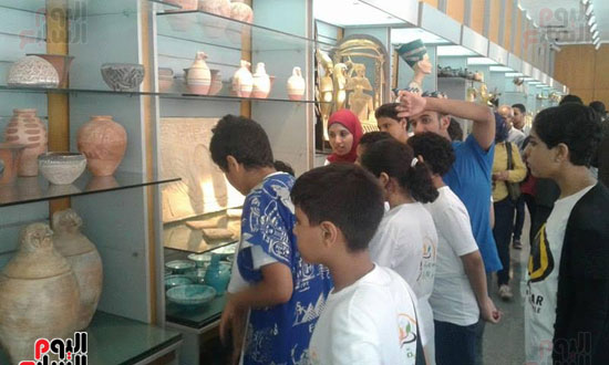 أصدقاء المتحف المصرى يتعلمون علم التحنيط  على المستنسخات الأثرية (6)