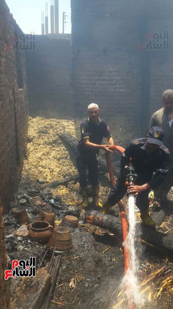 الحماية المدنية بسوهاج تسيطر على حريق بـ3 منازل دون إصابات أو وفيات (11)