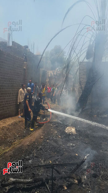 الحماية المدنية بسوهاج تسيطر على حريق بـ3 منازل دون إصابات أو وفيات (12)