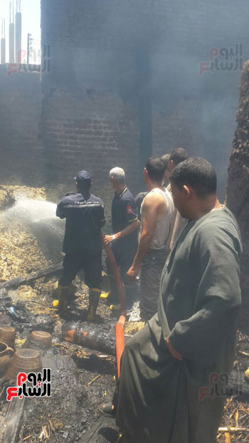 الحماية المدنية بسوهاج تسيطر على حريق بـ3 منازل دون إصابات أو وفيات (2)