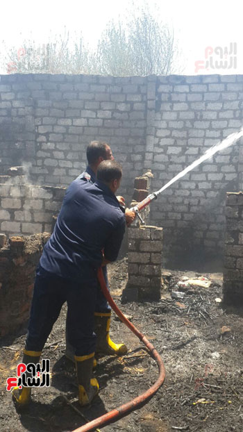 الحماية المدنية بسوهاج تسيطر على حريق بـ3 منازل دون إصابات أو وفيات (3)