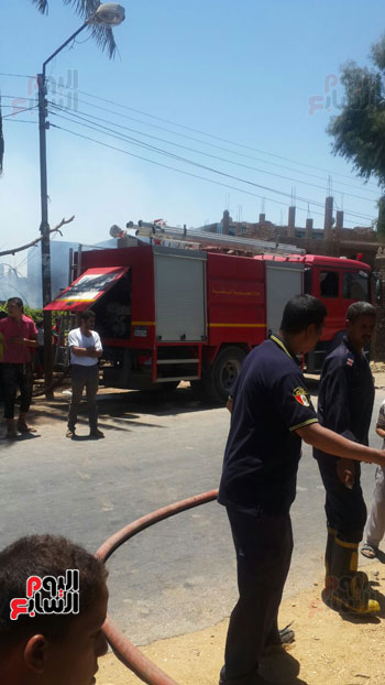 الحماية المدنية بسوهاج تسيطر على حريق بـ3 منازل دون إصابات أو وفيات (4)