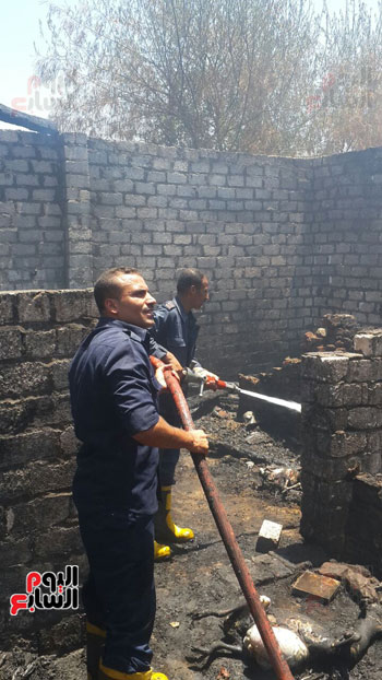 الحماية المدنية بسوهاج تسيطر على حريق بـ3 منازل دون إصابات أو وفيات (8)