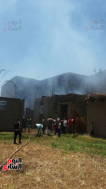 الحماية المدنية بسوهاج تسيطر على حريق بـ3 منازل دون إصابات أو وفيات (9)
