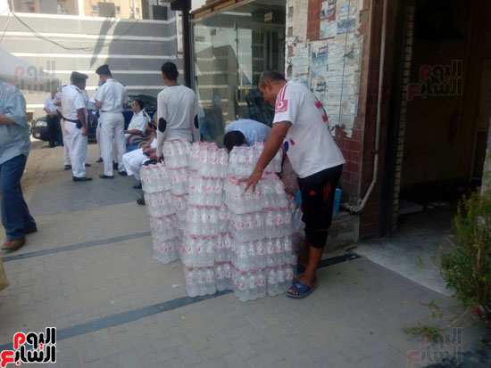 العمال يوزعون زجاجات المياه  (1)