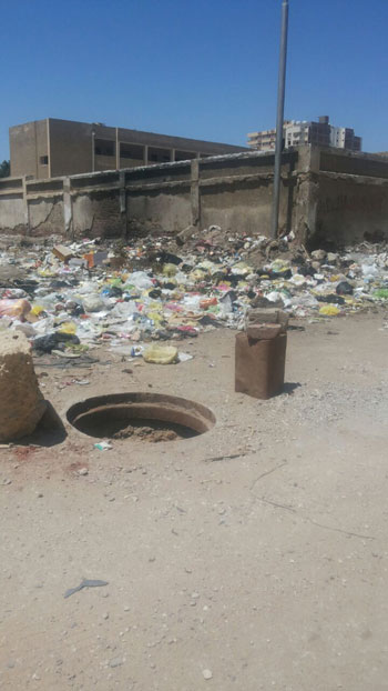  بلاعات صرف مكشوفة والقمامة تحاصر شوارع كفر أحمد عبده بالسويس (1)
