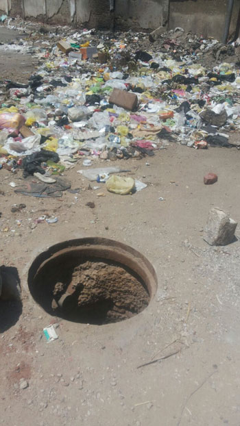  بلاعات صرف مكشوفة والقمامة تحاصر شوارع كفر أحمد عبده بالسويس (2)