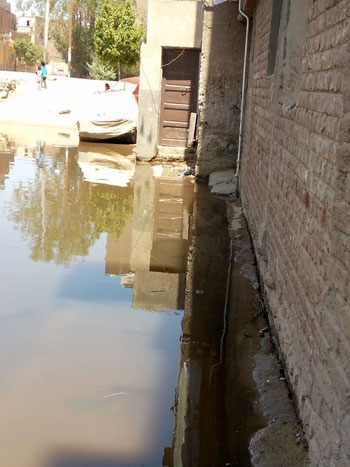 مياه الصرف تحاصر العمارات السكنية (2)