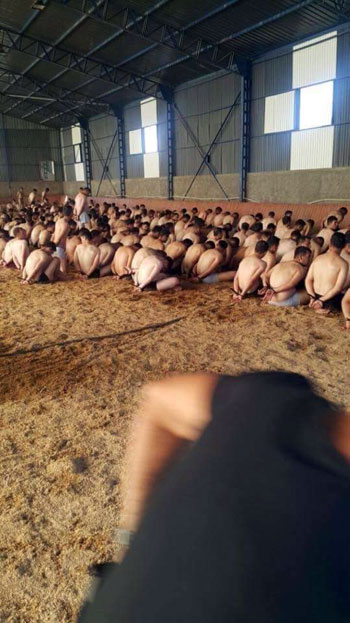 صورة متداولة لقوات لقيادات الجيش التركي المعتقلين  من قبل الشرطة التركية