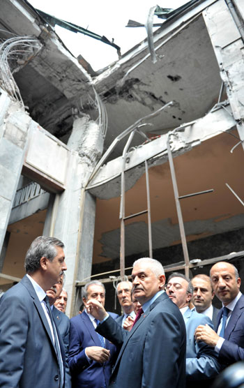 رئيس وزراء، تركيا، أضرار مبنى البرلمان،قصف من الجيش (2)