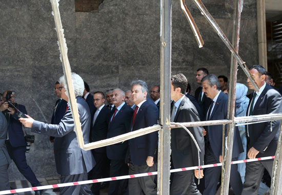 رئيس وزراء، تركيا، أضرار مبنى البرلمان،قصف من الجيش (4)