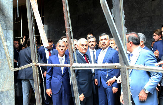 رئيس وزراء، تركيا، أضرار مبنى البرلمان،قصف من الجيش (6)