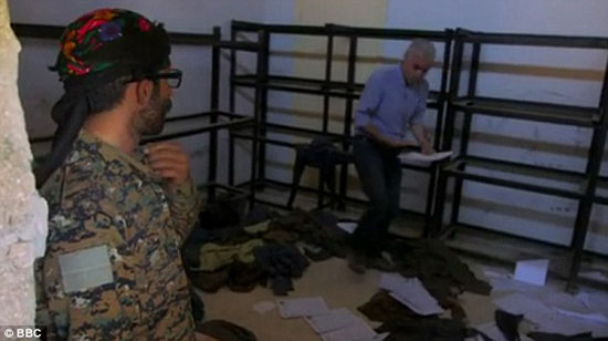 المقاتل الكردى يجرى تجربة سجين بغرفة الحبس الانفرادى داخل المبنى (2)
