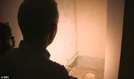 المقاتل الكردى يجرى تجربة سجين بغرفة الحبس الانفرادى داخل المبنى (3)