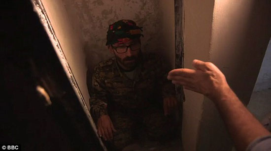 المقاتل الكردى يجرى تجربة سجين بغرفة الحبس الانفرادى داخل المبنى (4)
