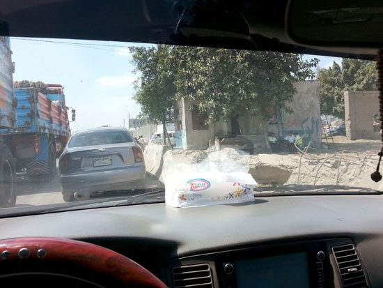 رجال المرور يتقاعسون عن تيسير أزمة مرورية بـطريق إسكندرية (1)