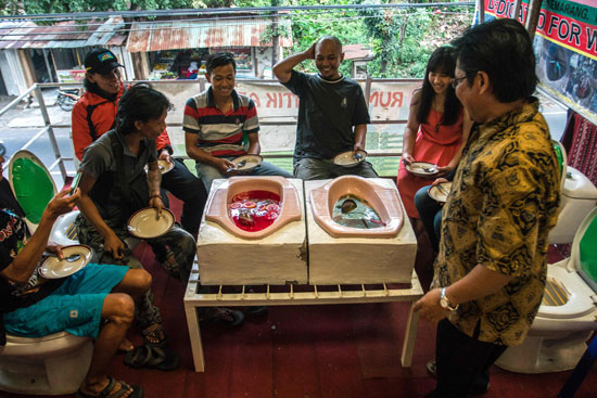 مطعم اندونيسى يقدم الطعام فى مراحيض (4)