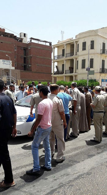  سائقو التاكسى ينظمون وقفة احتجاجية أمام ديوان محافظة أسوان (5)
