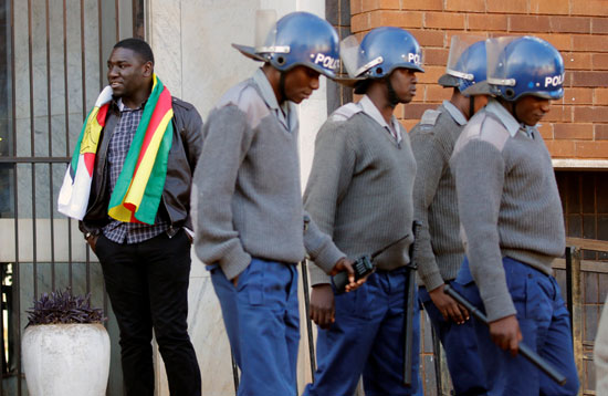 تظاهرة لدعم القس المتهم بمحاولة دعم إنقلاب على حكومة زيمبابوى (5)