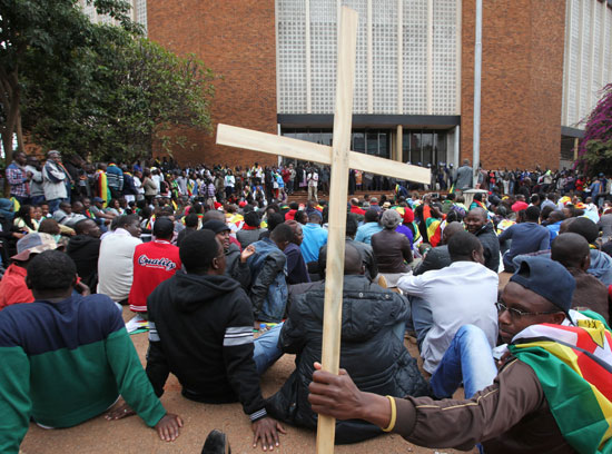 تظاهرة لدعم القس المتهم بمحاولة دعم إنقلاب على حكومة زيمبابوى (11)