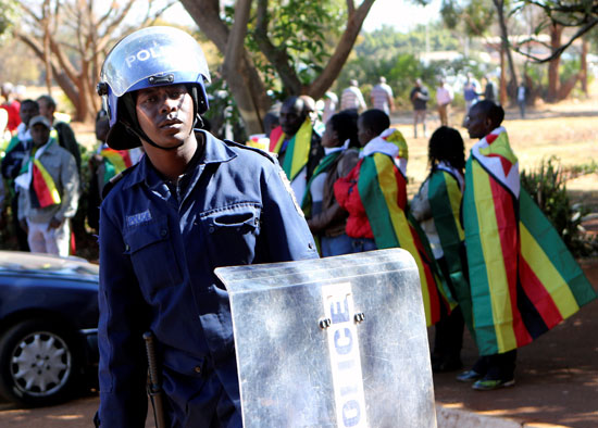 تظاهرة لدعم القس المتهم بمحاولة دعم إنقلاب على حكومة زيمبابوى (6)