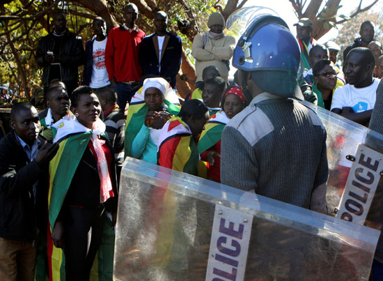 تظاهرة لدعم القس المتهم بمحاولة دعم إنقلاب على حكومة زيمبابوى (8)