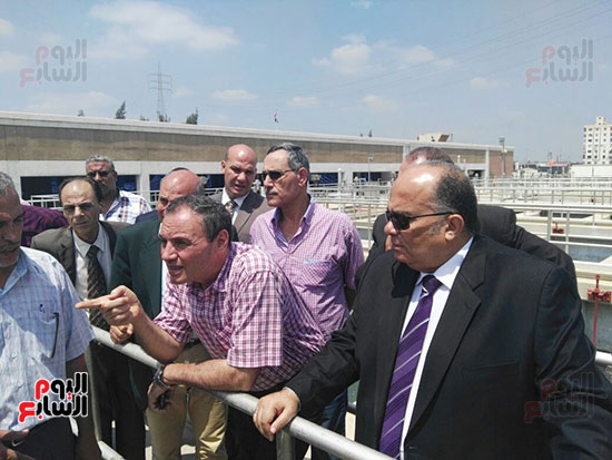  حسام الدين إمام محافظ الدقهلية يتفقد محطات المياه مع رئيس الهيئة  (4)
