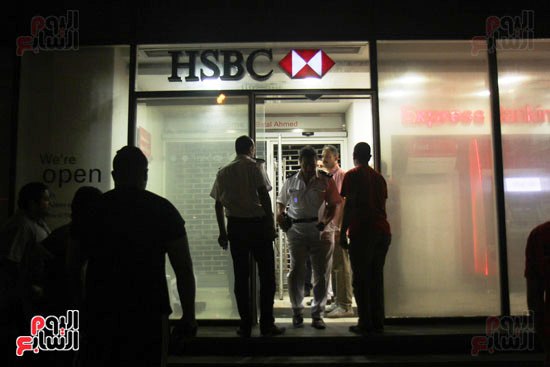 مجهولون يهاجمون حارس بنك HSBC ويستولون على سلاحه بالمهندسين (3)