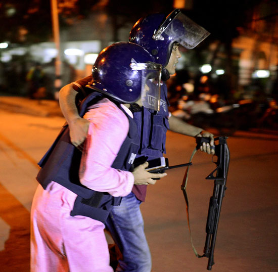 قوات أمن بنجلاديش تحرر رهائن عقب احتجازهم بأحد المطاعم (3)