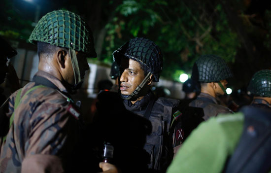 قوات أمن بنجلاديش تحرر رهائن عقب احتجازهم بأحد المطاعم (4)