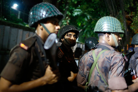 قوات أمن بنجلاديش تحرر رهائن عقب احتجازهم بأحد المطاعم (5)