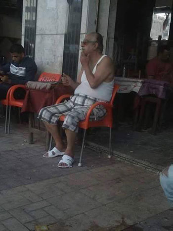 تداول صور لشخص يشبه أحمد راتب بالملابس الداخلية على مقهى (1)