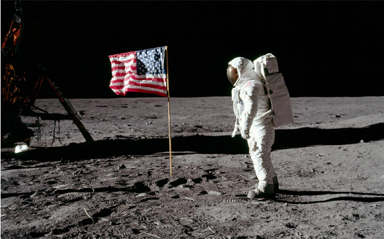 2 علم أمريكيا على القمر