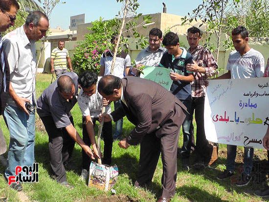  أحمد ضيف صقر محافظ الغربية يشارك حملة حلوة يا بلدى بزراعة الأشجار (1)