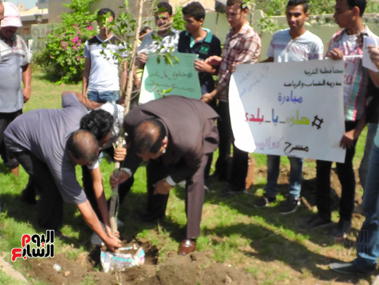  أحمد ضيف صقر محافظ الغربية يشارك حملة حلوة يا بلدى بزراعة الأشجار (2)