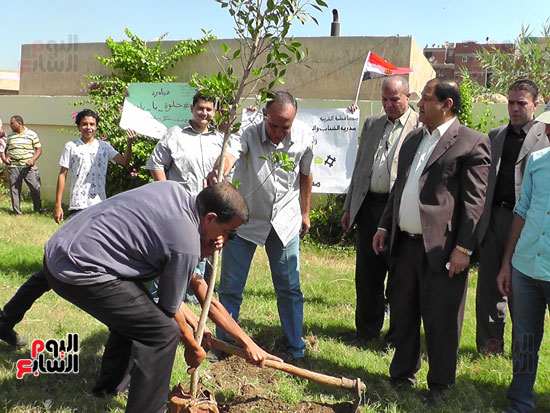  أحمد ضيف صقر محافظ الغربية يشارك حملة حلوة يا بلدى بزراعة الأشجار (3)