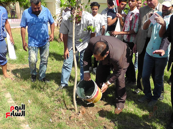  أحمد ضيف صقر محافظ الغربية يشارك حملة حلوة يا بلدى بزراعة الأشجار (7)