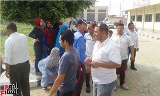 وقفه عمال احتجاجيه لعمال النظافه بمستشفى بنى سويف (2)