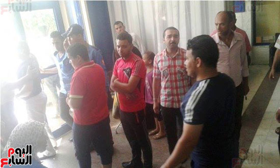 وقفه عمال احتجاجيه لعمال النظافه بمستشفى بنى سويف (3)