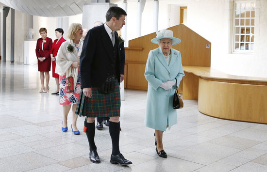 الملكة إليزابيث تفتتح جلسة البرلمان الاسكتلندى (1)