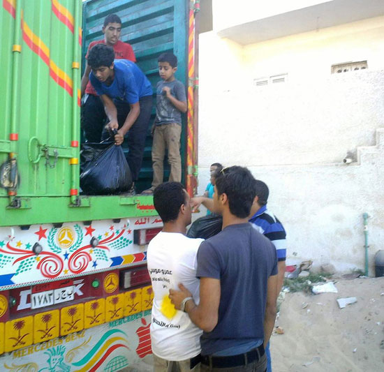 الشباب أثناء عملهم فى أحد الاحياء الفقيرة (2)
