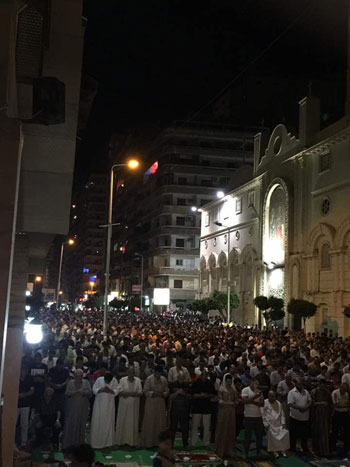 المصلون يؤدون تهجد ليلة القدر أمام كنيسة القديسين بالإسكندرية (2)
