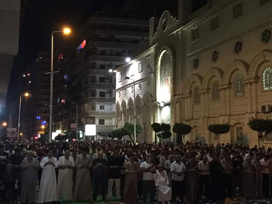 المصلون يؤدون تهجد ليلة القدر أمام كنيسة القديسين بالإسكندرية (3)