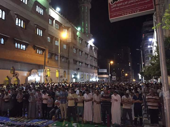 المصلون يؤدون تهجد ليلة القدر أمام كنيسة القديسين بالإسكندرية (4)