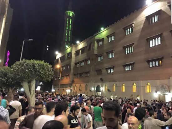 المصلون يؤدون تهجد ليلة القدر أمام كنيسة القديسين بالإسكندرية (5)
