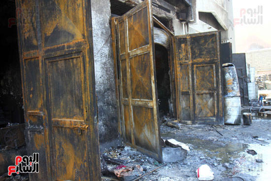 السيطرة على حريق هائل بمصنع بويات بمدينة 6 أكتوبر (20)