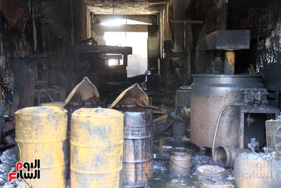 السيطرة على حريق هائل بمصنع بويات بمدينة 6 أكتوبر (22)