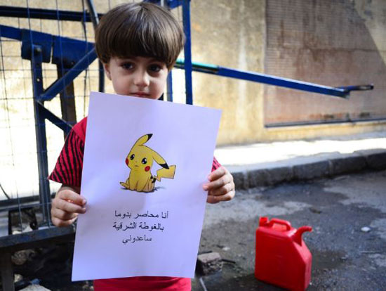 طفل-سوري-يرفع-شعار-Pokemon-(2)