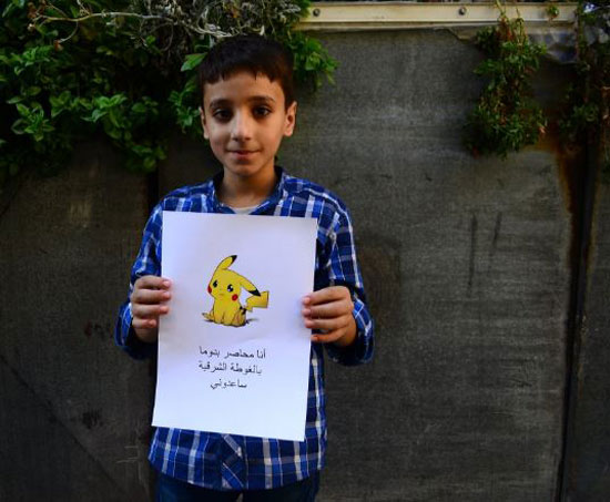 طفل-سوري-يرفع-شعار-Pokemon-(4)