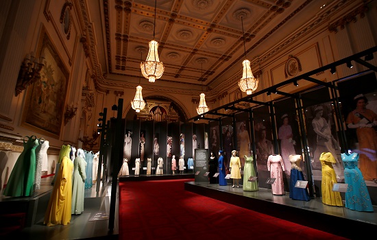 اكثر من 150 قطعة من ملابس ملكة بريطانيا